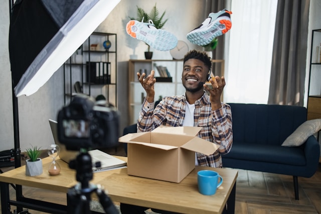 Een content creator die een product promoot