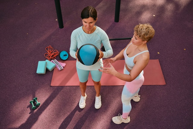 A personal trainer with her student training.