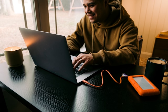 Transcriptionist is transcribing live audio with AI.