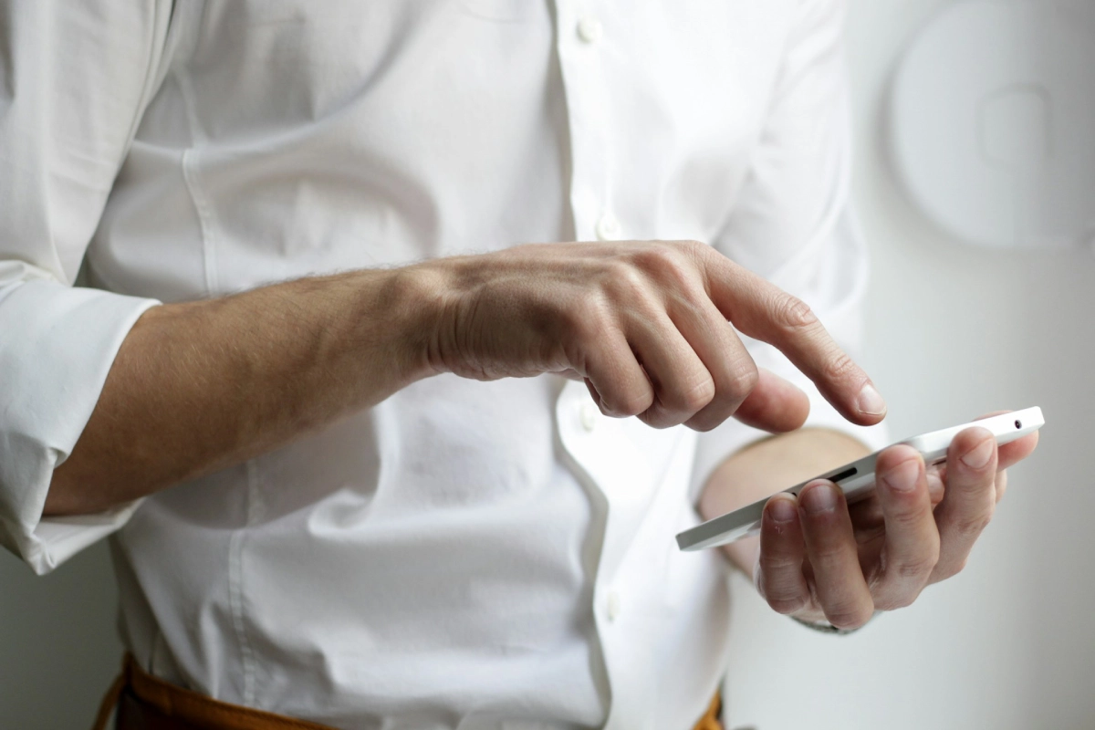 A person reading a voicemail transcript on their phone