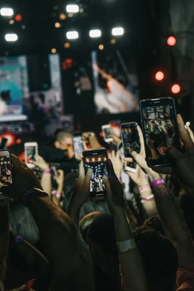 Post your Instagram stories at the best time so everyone can see them.