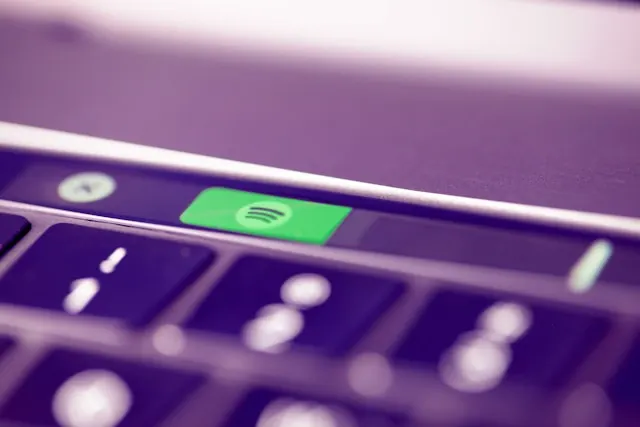 The Spotify icon on a keyboard.