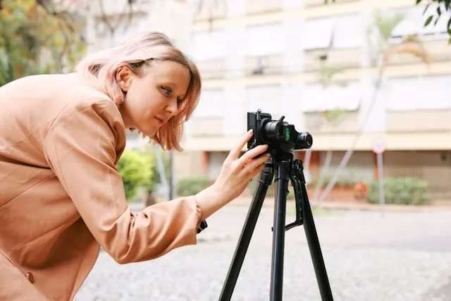 A woman mounting her phone on a tripod.